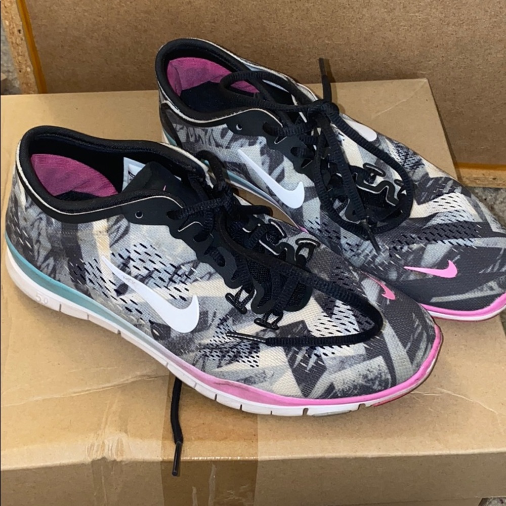 Lightly worn Nike shoes, size 6.5
